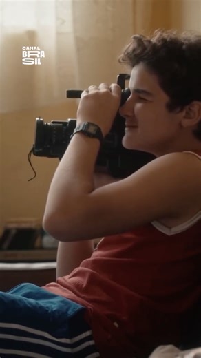 Hoje, 23/02, a partir das 20h, a faixa Negritudes exibe 12 horas consecutivas dedicadas à produtora Filmes de Plástico, revelando olhares sensíveis sobre afetos, cotidiano e relações familiares. Em “O Último Episódio”, de Maurílio Martins, Erik conta com a ajuda dos melhores amigos para recriar o lendário último episódio de “Caverna do Dragão” e impressionar a aluna nova da escola. Mas esse é apenas um dos títulos que compõem a maratona. Confira a programação completa: 20h – “Quando Aqui”, de An