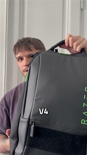 Travel with peace of mind thanks to the anti-theft pocket feature of the Razer Rogue Backpack V4