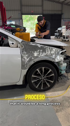 El problema del desprendimiento de pintura blanca en algunos modelos Toyota es una realidad que muchos talleres ya han enfrentado. Cuando la pintura pierde adhesión y comienza a desprenderse, no estamos hablando de un simple retoque. Estamos hablando de eliminar completamente las capas defectuosas hasta llegar al metal base, garantizando que la nueva imprimación tenga una correcta anclaje y durabilidad. Este tipo de reparación exige criterio técnico. No se trata de arrancar pintura de cualquier