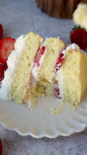 Strawberry Shortcake Cake, layers of vanilla cake with whipped cream and fresh strawberries 🍓 #cake #cakedesign #cakedesign