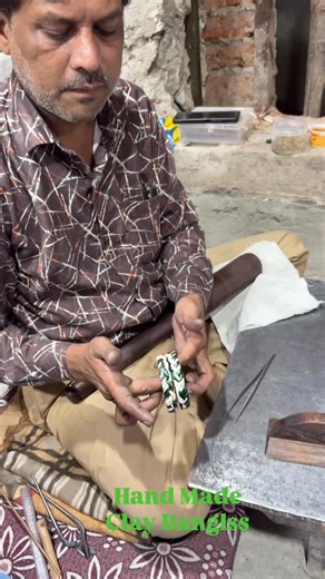 Venkatesh Venky on Instagram: "“Traditional Clay Bangles | Charminar Streets” Ee reel cultural appreciation kosam only. Business ni judge cheyadam kaadu ❤️ #Charminar #HyderabadDiaries #TerracottaBangles #ClayBangles #StreetShoppingIndia #IndianHandicrafts #LocalArtisans #HyderabadReels #IncredibleIndia #ChaiWithVenky #telugu"