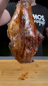 Porque me pediste cordero a la parrilla, aquí te traigo mi mejor secreto y trucos. PARA EL ADOBO: -1/2 taza de aceite. -2 cucharadas de vinagre blanco. -2 cucharadas de pasta de ají. -1 cucharada de orégano. -1 cucharada de romero. -1 diente de ajo. - hojas de menta (al gusto). PREPARACIÓN: Sal al cordero por ambos lados y el adobo tradicional es la clave, pero con el toque que nunca falla, en la procesadora agregamos el aceite, vinagre blanco, pasta de ají, orégano, romero, el diente de ajo, ho