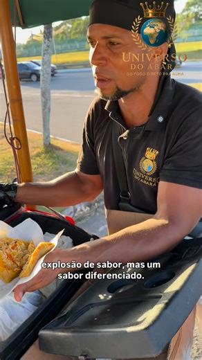 Universo do Abará on Instagram: "Aquele abará de Siri Catado que você respeita!Se não for pra comer um abará recheado assim, eu nem saio de casa!Explosão de sabor em cada mordida! ✨ O verdadeiro Abará de Siri Catado passando na sua tela. Vem conferir essa maravilha!🛵💨#Abará #CulináriaBaiana #SiriCatado #ComidaDeRua #Salvador Bahia GastronomiaBaiana UniversoDoAbará"