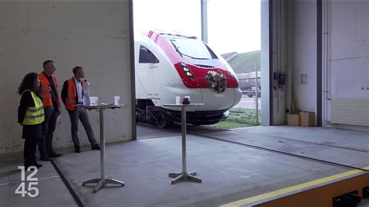 Les CFF présentent leur premier train Intercity pendulaire entièrement rénové | RTS