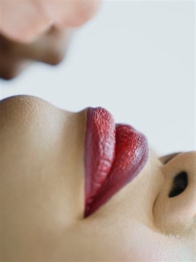 Stunning Makeup Transformation by Ubah Kitchen