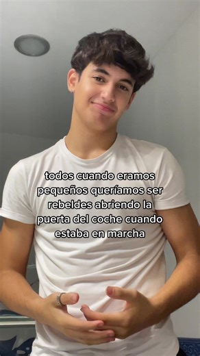 Niños abren la puerta del carro mientras conducen