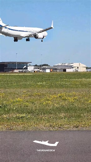 🇦🇺✈️ “Envoy 79” – RAAF 737 MAX 8 BBJ Arrival! Yesterday, on 21st September 2025, TheGroundCrew captured RAAF Envoy 79, a Boeing 737 MAX 8 BBJ (A62-001), touching down on Runway 30 at RAAF Base Williamtown after a flight from Canberra. 🛬 Operated by No. 34 Squadron, the RAAF’s Special Purpose Aircraft fleet recently upgraded from the older 737-700 BBJs to two brand-new 737 MAX 8 BBJs, improving reliability and readiness. 👉 Follow @thegroundcrew for more RAAF VIP arrivals, special purpose jets