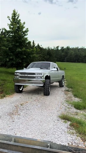 fresh powder😆 #obs #highclass #squattedtrucks🤢 #fyp #boggers | obs chevy