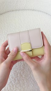 Emma Wallet กระเป๋าสตางค์ที่ใช้ง่าย จุจริง ฟังก์ชันครบ! ✅ ช่องใส่ธนบัตร ✅ ช่องใส่บัตร ✅ ช่องใส่เหรียญ ดีไซน์กะทัดรัด ดูเรียบแต่เก๋ หยิบออกมาก็รู้สึกมั่นใจทุกครั้ง! 🛒 ช่องทางการสั่งซื้อ 💙 FB: https://bit.ly/3zckmRk ❤️ IG: https://bit.ly/3TjQolo 🧡 Shopee: https://bit.ly/4calSkR 🖤 Tiktok: https://bit.ly/3SX6uRR | Cozii Bag