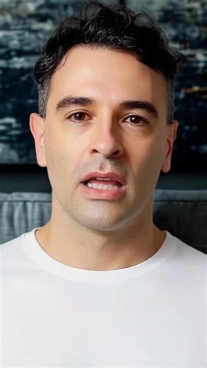 🤷 “Boh”: La Parola Italiana che Dice Tutto con Niente 🇮🇹 #EspressioniItaliane #ParlareItaliano #ImparareItaliano #ItalianLanguage #LearnItalian #AprenderItaliano #FrasesItalianas #ItalianoConMarco #VivereItaliano Immagina di avere mille pensieri e nessuna voglia di spiegarli. In italiano basta una parola sola: “boh”. Non è solo “non lo so”: è incertezza, distacco, ironia, leggerezza. ✨ Gli italiani lo usano davanti a domande complicate, per chiudere un discorso o per dire che non vale la pena