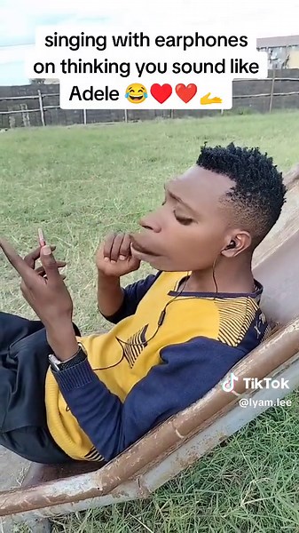 Iamlee Singing Like Adele with Earphones On