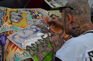 Nos dedicamos a apoyar, rehabilitar y reinsertar a la sociedad a presos que se encuentran recluidos en penales mexicanos. Todas las piezas son únicas, producto de la fusión del tatuaje tradicional con la elaboración artesanal de productos de piel. | PRISON ART