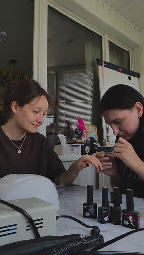 НАКЛАДНЫЕ, и не только, НОГТИ on Instagram: "POV: Когда делаешь ногти подруге 💅✨🍣 ——————————————————— #маникюр #маникюрмосква #гельлак #самсебемастер #гельлакдома #nails #видеоманикюр #ksiunails #накладныеногти #типсы #ногтиназаказ"