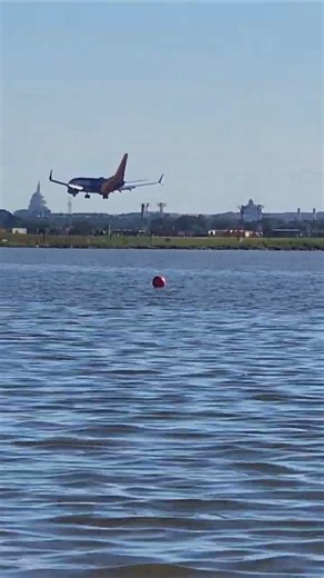 The most iconic airport approach in America! ✈️🏛️