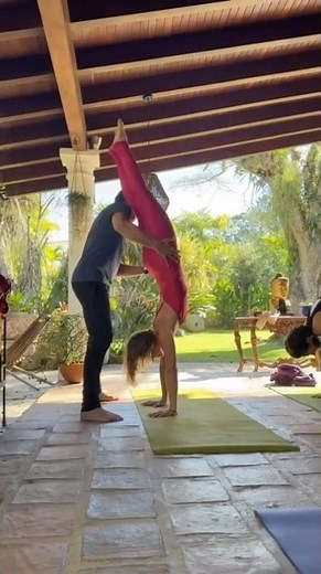 yoga handstand/backbend adjustments workshop #yogasuit #yogaasana #yogaposition #elevatedyoga