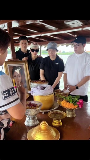 จากกันตลอดกาล..บอกลาตลอดไป 12/3/2569 ในวันนี้ #หนึ่งนึกคิด และลูกสาวทั้ง 2 คน (แจกัน-เรดาร์) ได้ทำพิธีลอยอังคารคุณแม่มุกดา หลังจากไปอย่างสงบ จากฝีมือมะเร็vตัวร้าย โดยได้เผยภาพและคลิปการบอกลาครั้งสุดท้าย พร้อมระบุข้อความว่า “ชาติหน้ามีจริง เรากลับมาเป็นแม่ลูกกันใหม่นะแม่ คิดถึงมากๆ“ Cr. IG redarrprchyaa #ข่าวบันเทิง #gossipstar