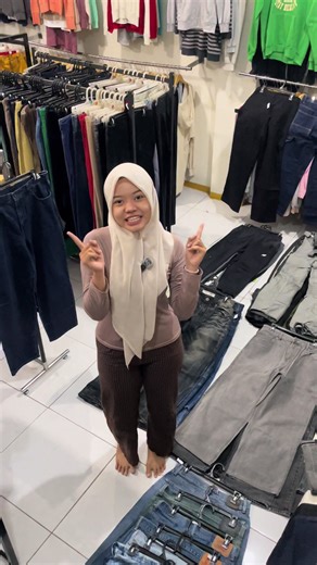 PERCELANAAN TERBAIK Kita Restockan lagi JEANS BIRU JEANS HITAM JEANS WARNA BAGGY JEANS FEDDING JEANS TANNING PANT UTILITY PANT CARGO PARASUT CARPANTER PANT SELVEDGE Dll Full merk Harga start 100k Lokasi kudus kota MAPS (BEKAS KEREN STORE) Open 10.00 -22.00 #kudusthriftmarket #kudusthrift #thriftkudus #bekaskeren #rayapenuhrasa