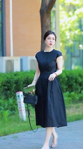 🌸 ĐẸP XUẤT SẮC - CHUẨN NỮ THẦN CÔNG SỞ 🌸 ✨ Váy công sở chiết eo – NÂNG DÁNG ĐẸP MIỄN CHÊ ✨ 📌 Thiết kế chiết eo tinh tế, tôn dáng đỉnh cao 📌 Form chuẩn – che khuyết điểm – hack eo cực gắt 📌 Chất vải mát, đứng form, mặc nguyên ngày vẫn thoải mái 📌 Diện đi làm, đi gặp đối tác hay đi cà phê đều đẹp ngất trời 💥 Giá yêu thương – Deal ưu đãi chỉ trong hôm nay! 📦 Số lượng có hạn – chậm tay là hết size xinh liền! | 1993 Closet