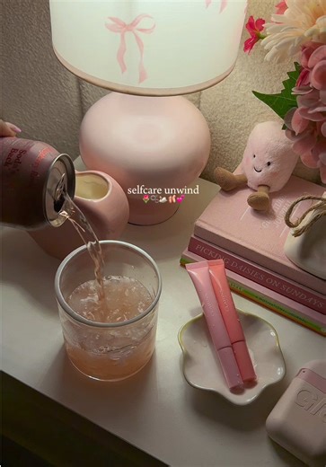 Keeping my lips glossy and moisturized is one of my favorite things to do and this @Clarins USA lip perfector gets the job done, it’s very silky and non sticky with the perfect amount of shine that I’m personally obsessed with!☺️ #clarinspartner #clarins #nightselfcare #selfcarenight #nightroutine @Tree Hut @ILIA Beauty @byoma @LOCCITANE