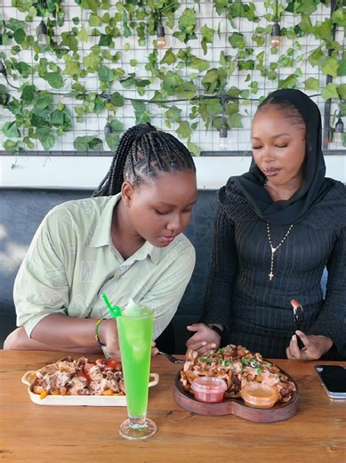 AMERICAN CHIPS Hii Sasa ni ile package ya kishua....watoto wa kishua hii inawahusu...Ni Chips ambazo zimewekewa Paprika na mbwembwe nyingine, ambayo unapata na boneless chicken breast zilizopikwa kiutaalam wa Hali ya juu....na kuna secret Sauces zinawekwa humo ambazo ndo zinakamilisha utamu wote na kuleta ladha inayokukumbusha vacation yako ya marekani mwaka uleeee... BEI NI: 15,000 TU RATIBA: JUMANNE ,JUMATANO, ALHAMIS, IJUMAA, JUMAMOSI NA JUMAPILI TU NOTE: KWA DELIVERY PIA UTALIPIA DELIVERY PA