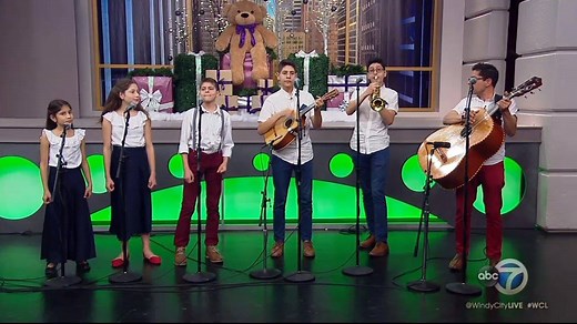 They're the modern mariachi version of the Partridge Family: The Lucero family, from Chicago, consists of mom, dad and seven children who all sing or play instruments in their band Cielito Lindo Family Folk Music! Learn more about the family on YouTube: https://youtu.be/gPMNx6NiLpA And catch them every Monday night at the Old Pueblo Cantina in Lincoln Park 🎶 | Windy City LIVE