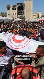 De vijftien hulpverleners die dood werden teruggevonden in een massagraf in Gaza zijn, volgens de VN, een voor een gedood. Harm Goossens, directeur van het Nederlandse Rode Kruis, noemt het "te afschuwelijk voor woorden" in 'Bureau Buitenland'. Goossens vindt dat de Nederlandse politiek zich veel harder moet inzetten om het geweld in Gaza te stoppen. 'Ik begrijp hoe gevoelig en ingewikkeld deze oorlog is, maar hier worden helden die andere mensen helpen gedood en in een massagraf begraven. Dit i