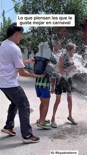 Do you like getting wet? #carnival #water #game #surprise #youtube #short #shorts #yt