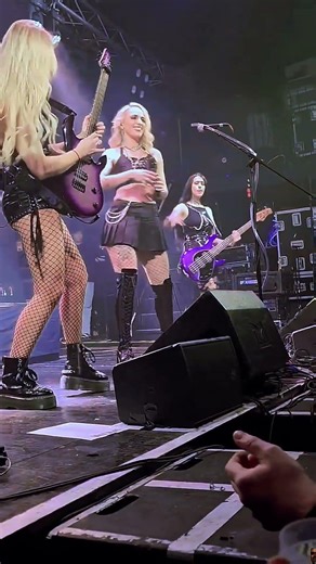 Sophie Lloyd’s Band Is Taking Over! 🎶🔥 #guitar #guitarcover #guitar #guitarsolo #guitarist #shorts