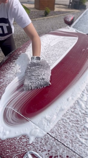 Contact wash with the @pyramidcarcare Revival Shampoo applied using their Hydro Foam Cannon (1:8 dilution) and the @theragcompany Cyclone Wash Mitt ❄️ This is a great pure shampoo for maintaining existing protection and can be used in the bucket or through a lance like I did here. As usual I’m using The Rag Company Cyclone Ultra Wash Mitt. I’ve been using this mitt on almost every weekly wash on my car for the past year and it still feels super soft and safe on the paintwork 👍 Discount Codes… P