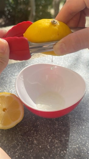 Try this easy way to squeeze a lemon #lifehacks #kitchenhacks #lemon | Mama I Am Hungry | Facebook