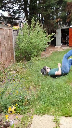 Xxx (2002) This is one of those movies that are so utterly crap, but you can’t, for some unknown reason, hate it. The plot is shit, acting terrible and dialogue that’s so awful that it’s laughable (my favourite being the “bye bye, little mouse” line) but I like it, it entertains the crap out of me, maybe not for the reasons it was intended to but it’s enjoyable non the less. The main point of XXX is that it’s supposed to be a high action movie using extreme sports as a premise. Now, I have no pr