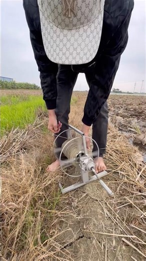 The kite maker releases the kite string using a spinning reel to make the kite fly high...#layang...