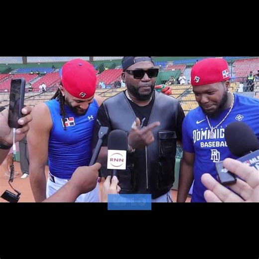 Big Papi greets Vladimir Guerrero Jr. and Fernando Tatis Jr.
