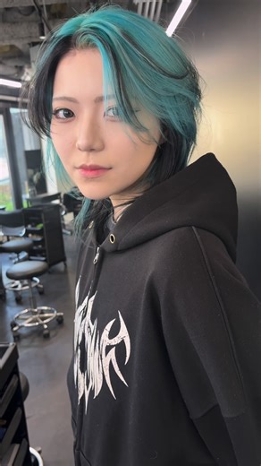 【ウメヒラ】/ウルフカット/デザインカラー/ルーツカラー/エンドカラー on Instagram: "最近は青緑デザインがいっーぱいー！です！ 皆様ぜひおまかせください✨️ ⁡ hair by @ume.null Menu { bleach Color } 【bleach】 - [x] 全メニューケアブリーチによる ダメージレスな施術でお客様の理想を叶えます✨️ 【design】 お客様が理想とする素敵な要素を汲み取り、あなただけの唯一無二なスタイルをご提案致します🦋 【cut】 次の日以降もお客様自身で再現可能で扱いやすい、お客様のライフスタイルにフィットしたヘアスタイルをお届け致します🍀𓂃𓈒𓏸︎︎︎︎ 【メニュー料金】 ︎ 〇.Color ◾︎color ￥ 6600 ◾︎bleach color ￥15400 ◾︎2bleach color ￥19800 ◾︎design ￥2200〜￥6600 〇.Cut ◾︎追加cut +￥4400 ◾︎maintenance ￥2200 ◾︎bang cut ￥550 🔺学割総額から10%off ■Access 📍〒150-0