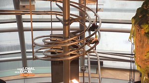 Heute geht Gastgeber Christian mit einem ganz besonderen Konzept an den Start. Im "Schwerelos Das Achterbahn Restaurant Dresden" kommen die Speisen rasant per Achterbahn auf Stahlschienen direkt an die Tische der Gäste. Aber schmecken sie auch? "Mein Lokal, dein Lokal", heute um 17:55 Uhr bei #kabeleins | Mein Lokal, Dein Lokal