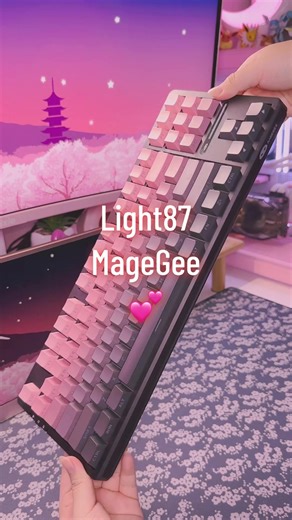 Light87 from @MageGee keyboard US ⌨️✨ Im so blown away at how creamy this keyboard sounds and feels! It has prelubed whale switches that are linear and feel so smooth! This keyboard comes in many shades and they also have a version with a numbpad! This is the 75% version which leaves you with more deskspace and some functions that normal full size keyboards have. This is a gasket mounted structure with 5 layered silencing foam giving you that nice thock. Its also has tri mode connectivity with a