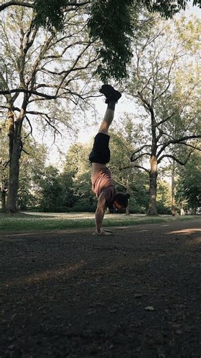 #Handstand hops #jumping #breakdance #tricking #freerunning #tricks #calisthenics #motivation
