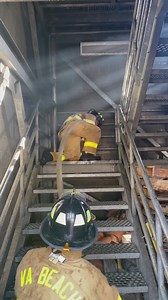 Work’n the stairwell isn’t easy, but this crew gives us a method worth learning. #firefightertraining #everydayistrainingday | Task Force Tips