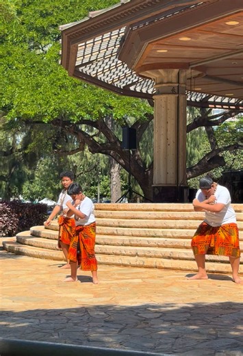 Keiki sharing aloha at Kapiʻolani Park. Culture passed forward, one dance at a time. #Aloha #Keiki #Hawaii #livingaloha
