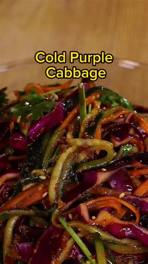 Today I'm sharing a super simple and healthy recipe for chilled purple cabbage salad, a refreshing and delightful treat for your taste buds. Cold Purple Cabbage practice: 1. Shred the purple cabbage, carrot, and cucumber. 2. Sauce: Mix minced garlic, chili powder, and white sesame seeds with hot oil, then add 2 tablespoons of light soy sauce, 1 tablespoon of balsamic vinegar, 1 tablespoon of oyster sauce, half a tablespoon of sugar, and a pinch of salt. 3. Sprinkle with cilantro and mix well. #t