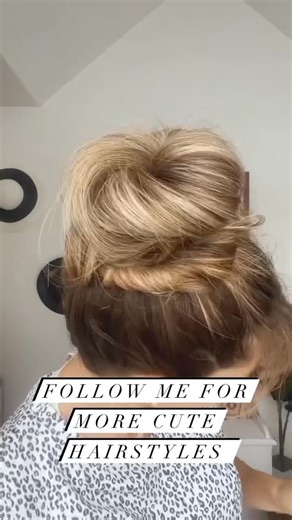 Mel~ 𝐻𝒶𝒾𝓇𝓈𝓉𝓎𝓁𝑒𝓈 & 𝑀𝒶𝓀𝑒𝓊𝓅 on Instagram: "If you’ve been searching for an easy bun tutorial that looks polished but effortless, this one’s for you! It’s the perfect in-between style — casual enough for daytime, elegant enough for date night. I’m showing you step-by-step how to create this 2-minute bun that works for all hair types (especially fine or flat hair). Add a little texture spray for volume, twist, and pin — that’s it! Follow for more easy updos, volume tricks, and everyda