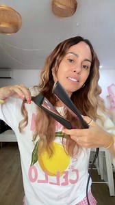 Je n’avais jamais vu un lisseur 2 en 1 comme ça ! 😱 Et pour le coup une fois sinon à compris comment l’utiliser il fait des boucles canons ! 😍 Tu connaissais déjà toi ce style de lisseur / boucleur ? #coiffurefacile #coiffurerapide #lisseur #boucleur #feraboucler | LoryLyn