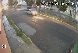 Denuncian que auto Hyundai color entre negro y gris oscuro con placas XWP247D se da a la fuga luego de provocar accidente entre la calle Álvaro Obregón y avenida 20 de Noviembre en Apizaco. | Cuarto De Guerra Tlaxcala