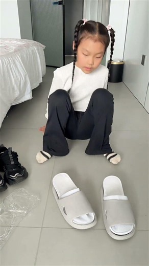 Today I realized how to use disposable slippers in homestay. They are easy to put on.