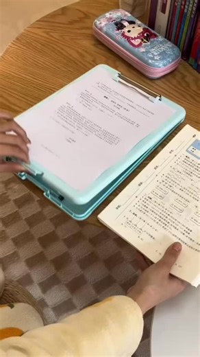 📂✨ A4透明文件收納盒｜辦公室 / 學校必備！ 文件 / 抄寫字板 / 資料多到亂晒？😵‍💫 呢款 PP透明塑料板夾文件盒 幫你一秒整理好工作 / 學習空間💖 🎨 透明設計：一眼睇晒內容，方便快速取用 📝 大容量：放A4文件、筆記、資料通通無問題 🏠 適合辦公室、家用、學生書桌，多功能收納又整齊 🌟 限時團購 👉 https://bit.ly/3L3KkqZ 🌟 更多精選： 👗 現貨女裝 $88/2件 👉 https://bit.ly/41hxlMf 🛍️ 清貨 $1 專區 👉 https://bit.ly/4lNX1IC 👕 現貨童裝 $9 專區 👉 https://bit.ly/3H5Jkpi 👗 現貨女裝 $9 專區 👉 https://bit.ly/3I3gEOo 📦 運送安排（HK/Macau/TW） 🇭🇰 香港｜滿 HK$288 包順豐 🇲🇴 澳門／🇹🇼 台灣｜滿 HK$500 包順豐 🎁 成為會員即減 HK$10 👉 https://bit.ly/2TVdaAS #文件收納盒 #辦公用品 #透明文件盒 #A4收納盒 