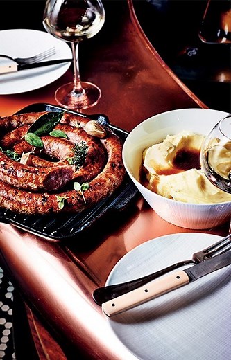 On a enfin trouvé la recette de la meilleure saucisse-purée ✨Le chef Éric Frechon nous livre les secrets de cet incontournable du Café LAZARE - Paris, un plat simple aux joies régressives qui régale petits et grands > http://bit.ly/3oO7YM7 Préparation : 20 min Cuisson : 35 min 🛒 Ingrédients pour 4 personnes : 4 saucisses de Toulouse 6 gousses d’ail 1 branche de thym 1 feuille de laurier 1 trait d’huile d’arachide Pour la garniture : 500 g de pommes de terre ratte 150 g de beurre 10 cl de crème 