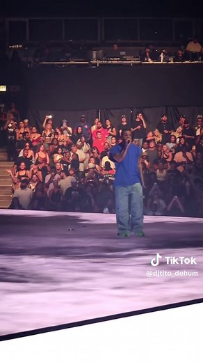 Drake performing JUNGLE, full song #DrakeTour2023 #itsallablurtour #fyp #drake #21savage #DrakeChicago #fypシ