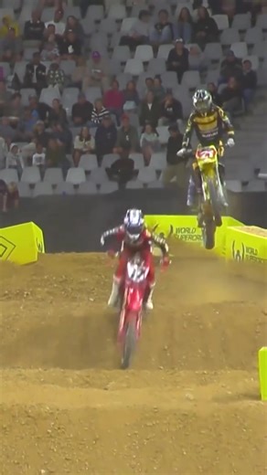 What a showdown between Anderson and Savatgy! World Supercross delivered one of the most thrilling battles of the 2025 season. 🎥 FIM WSX | DirtbikeLover