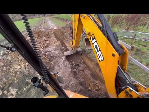 JCB 4cx digging trench