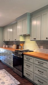 A moment for those stunning Scotsman countertops in the Williams episode on #HGTVHomeTown a few weeks ago. So warm! Details: Cherry wood, edge grain, oil finish | Scotsman USA